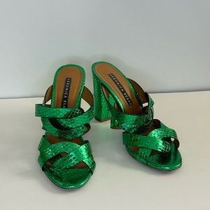 These are a size 40, but as a true U.S. size 10, they are a bit small for me.